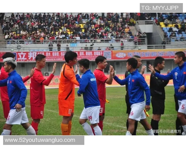 香港足球明星队东兴展现风采助力青少年足球发展与交流